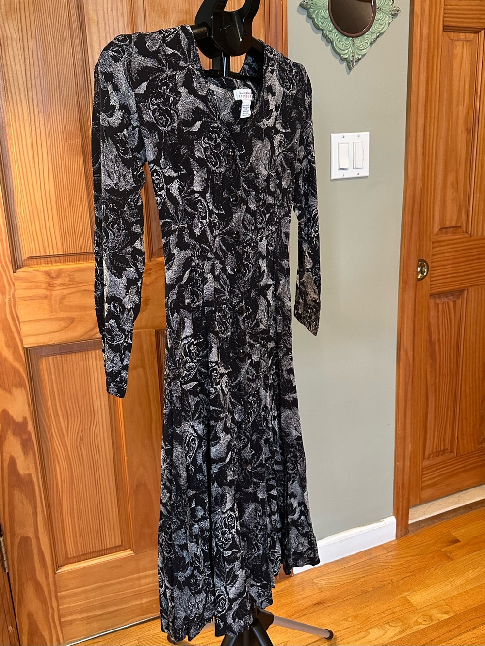 Vintage 90’s Express Dress! Classic Black & Silver Long Sleeve Floral Dress